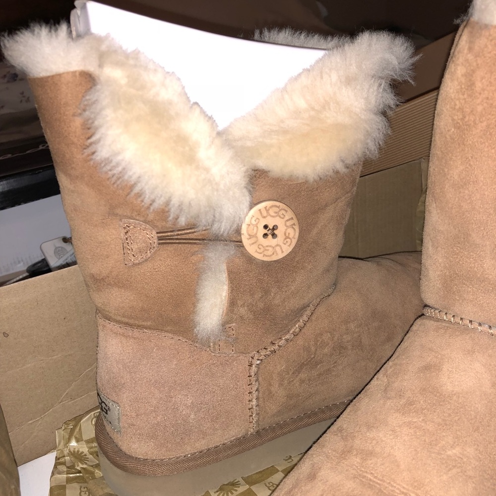 AUTHENTIC Bailey button short UGG boot